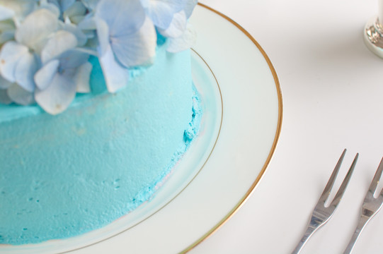 蓝色奶油蛋糕一角