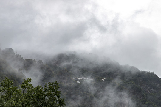 雨雾齐云山