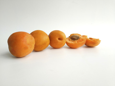 几颗杏
