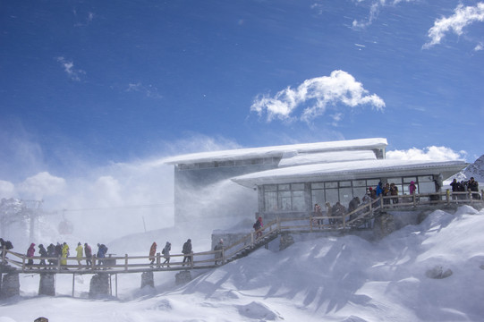 飞雪冰川