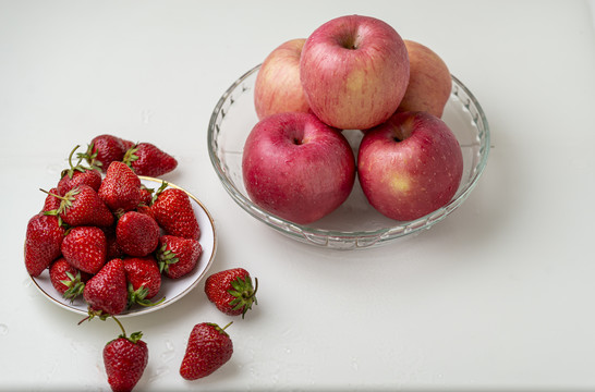 新鲜草莓与苹果