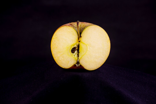 氧化的半个苹果