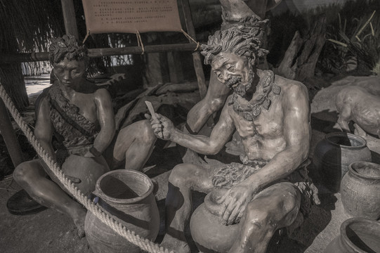 远古人类生活劳动场景模拟雕像