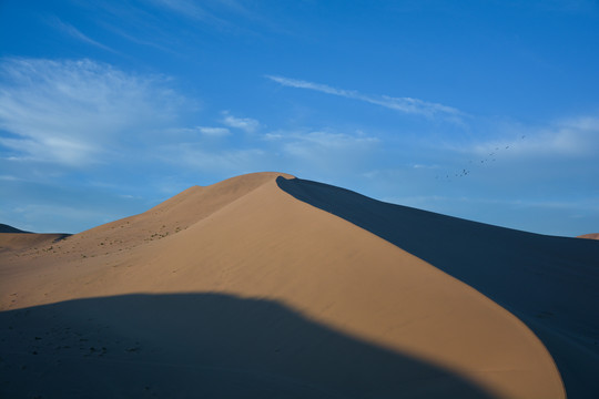 鸣沙山日出前的沙丘
