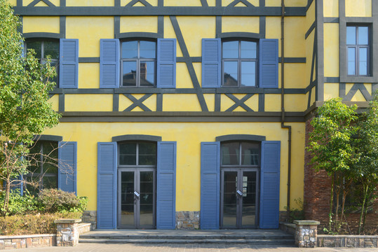 欧式门窗和黄色墙壁