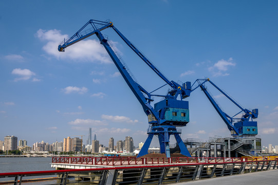 上海黄浦江畔货运港口的大吊机