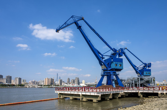 上海黄浦江货运老码头的大型吊机