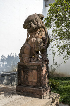 中式古老民居石狮雕塑