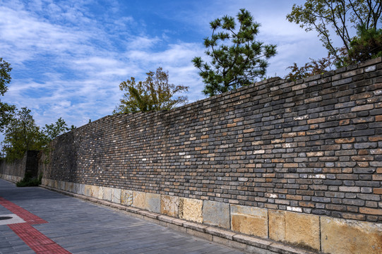 上海广富林文化遗址公园的老城墙