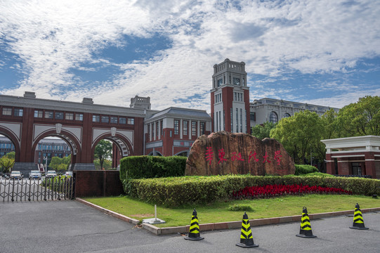 华东政法大学校门