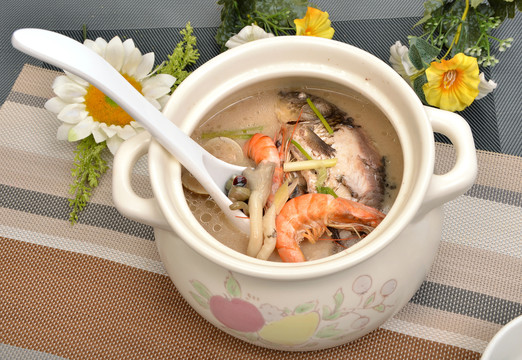 海鲜虾仁鲫鱼汤