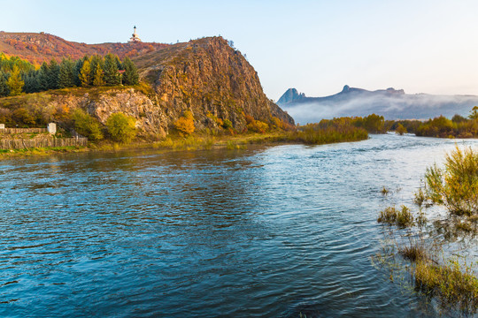 秋季河流山峦