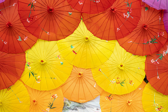 鲜艳的油纸伞背景