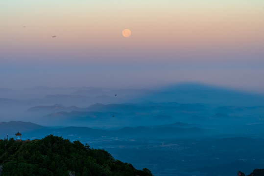 泰山群山水墨画