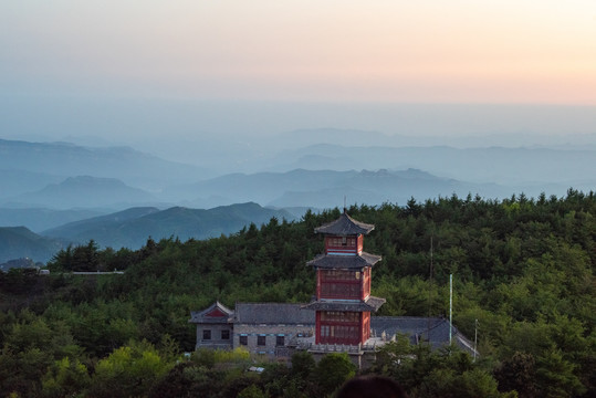 泰山群山水墨画