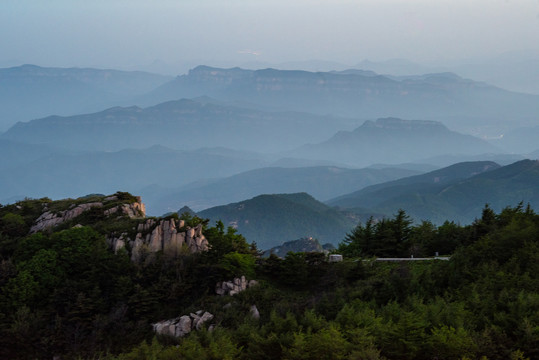 泰山群山水墨画