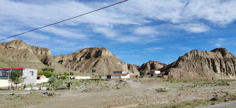 风蚀地貌中的山村