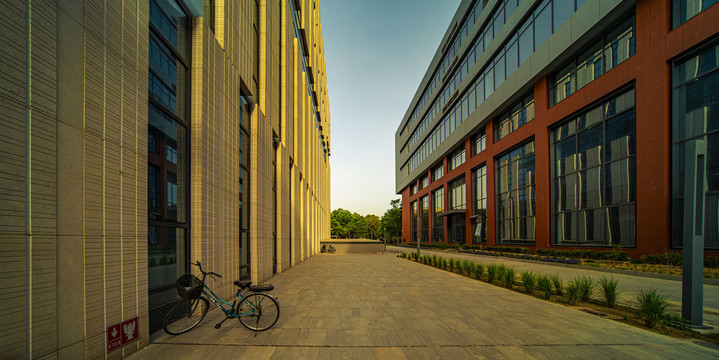 清华大学经管学院和法学院新楼间