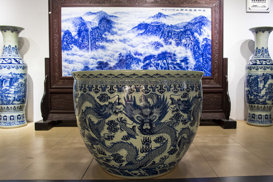 中国江西景德镇大型龙纹青花瓷坛