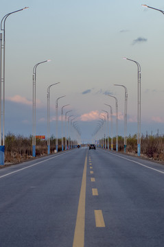 安静的公路和路灯