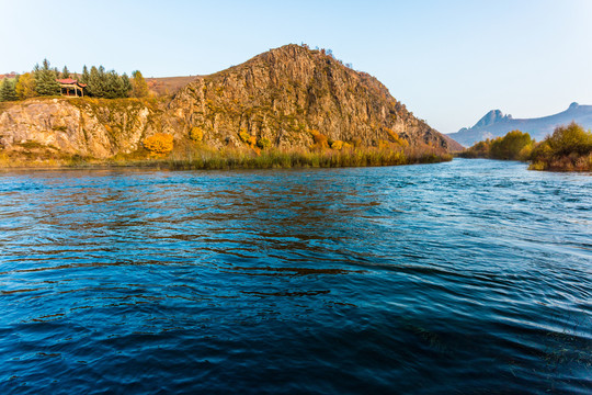 悬崖峭壁河流