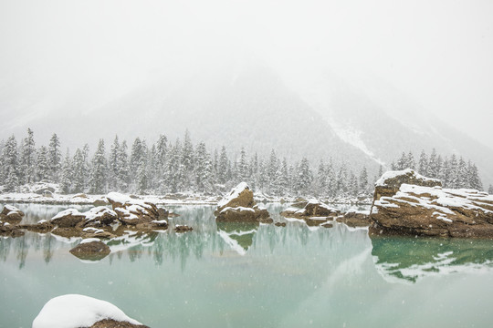 然乌湖雪山湖泊