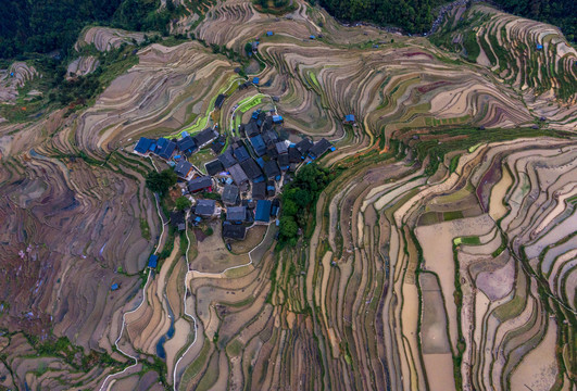 灌水期的贵州加榜梯田景色