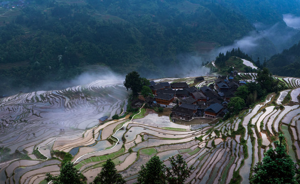 灌水期的贵州加榜梯田景色