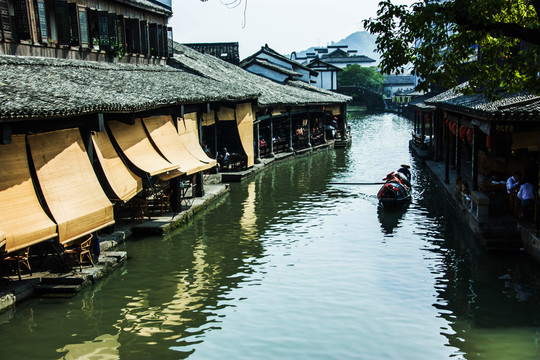 安昌古镇河道乌篷船