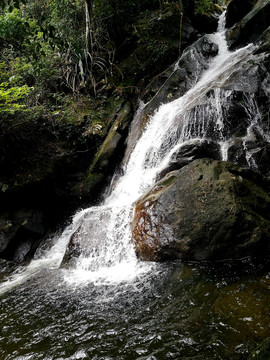 山泉岩石流水