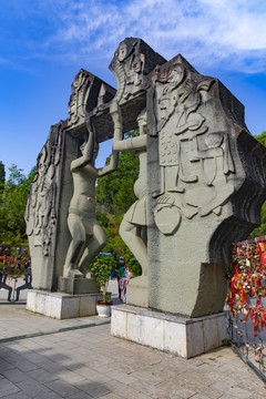 哈尼族双胞胎广场雕像
