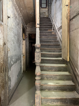 老旧楼梯
