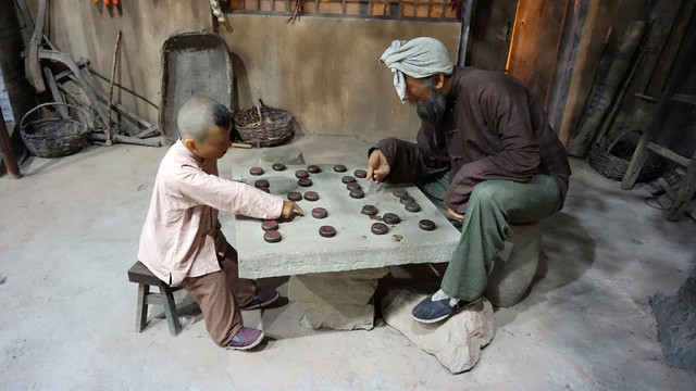 爷爷和孙子下棋