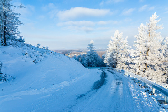 冬季积雪公路雾凇