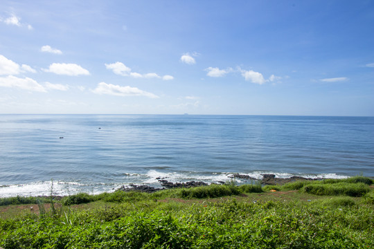 海岛海边海水蓝天白云