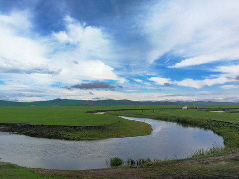 夏季草原牧场河流
