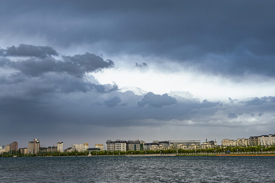 海滨城市恐怖天空