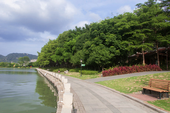 湖畔步道园林景色