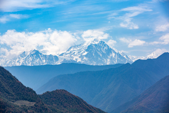 远观贡嘎雪山