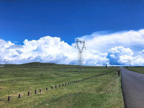 草原风车蓝天白云公路