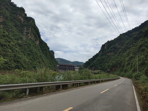 乡村公路与水坝