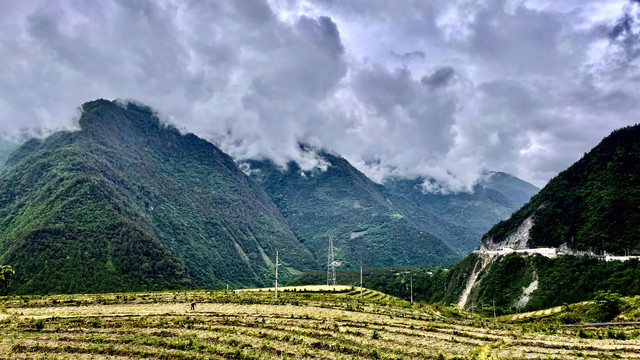 群山云雾飘渺