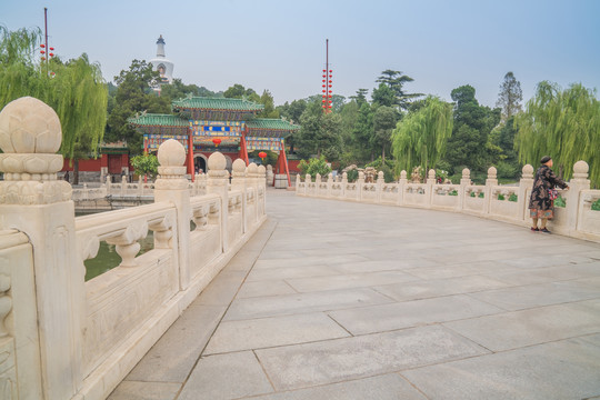 北京北海公园古建筑堆云舫永安桥