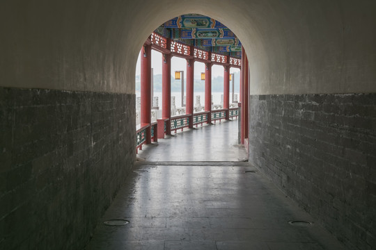 北京北海公园古建筑碧照楼回廊