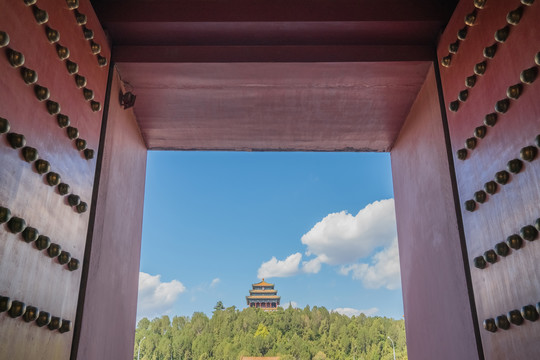 仰拍北京故宫古建筑古城墙的局部