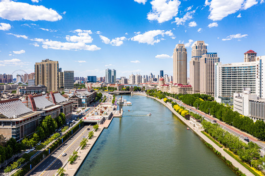 蓝天白云下的天津海河城市美景