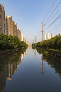 河道边的住宅楼