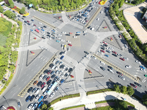 大气航城市车流十字路口车辆穿梭