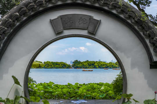 杭州郭庄枕湖月门外西湖荷花