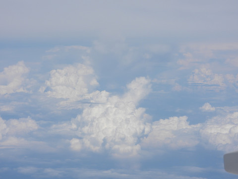 飞机上拍摄白云